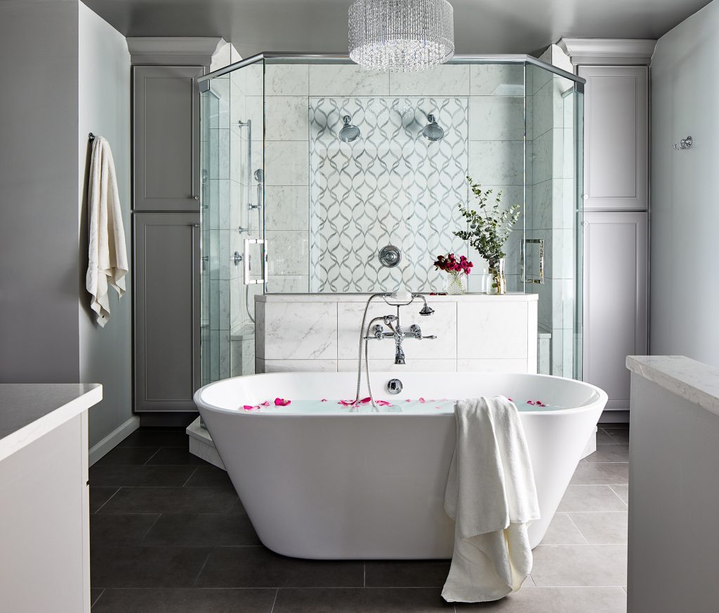 Freelance oval tub in the middle of the bathroom facing the showing